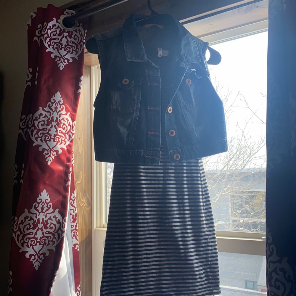 jean vest & body con knee length dress.  summer outfit